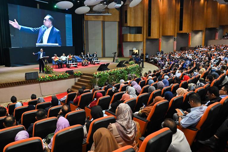 In Selangor, PM Anwar urges civil service not to carry water for corrupt elites any longer