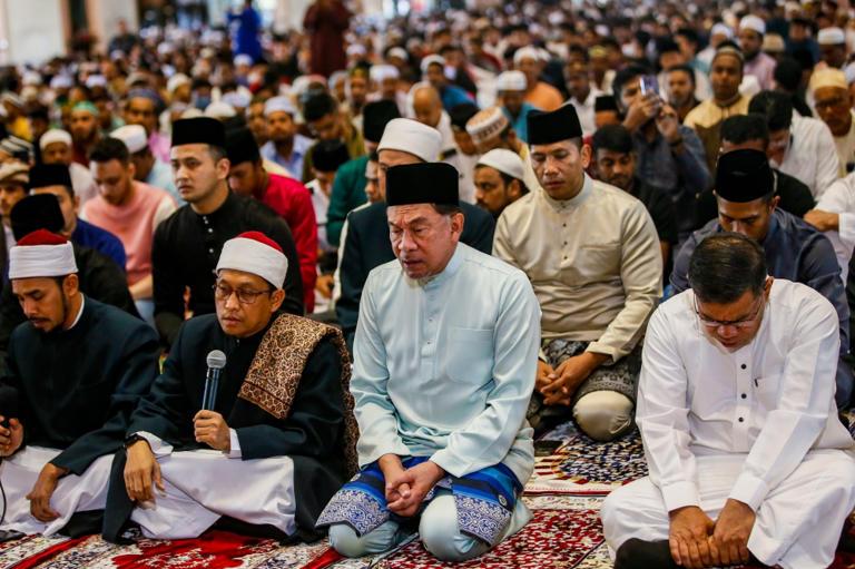 Fans swarm PM Anwar at Putrajaya mosque after Aidiladha prayers