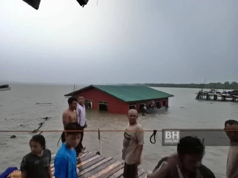 Tujuh sekeluarga cemas, rumah roboh ke dalam laut akibat ribut