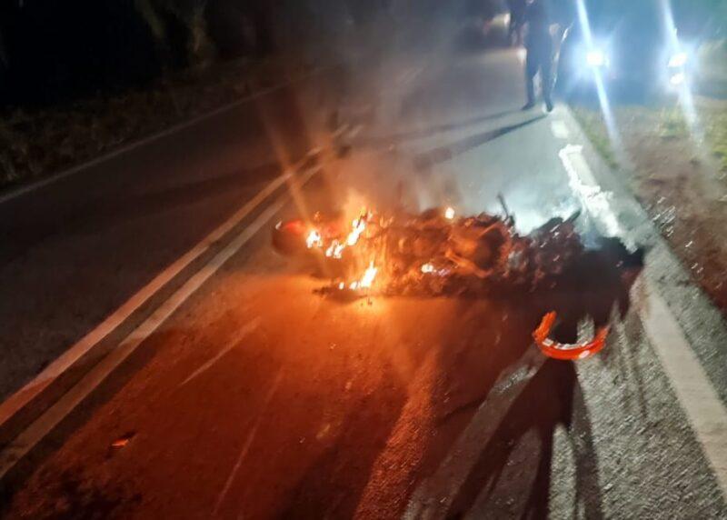 Lelaki maut, motosikal terbakar kemalangan dengan Proton Wira