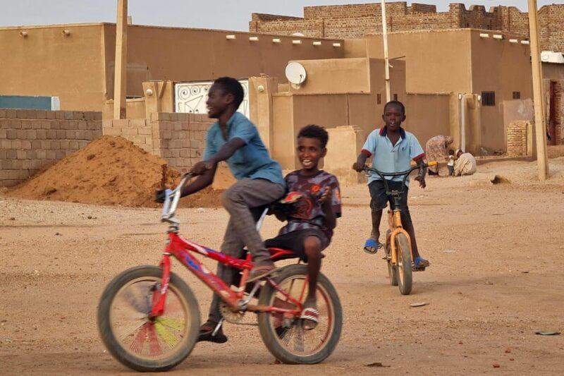 Kanak-kanak bermain di jalanan di Khartoum. - Foto AFP