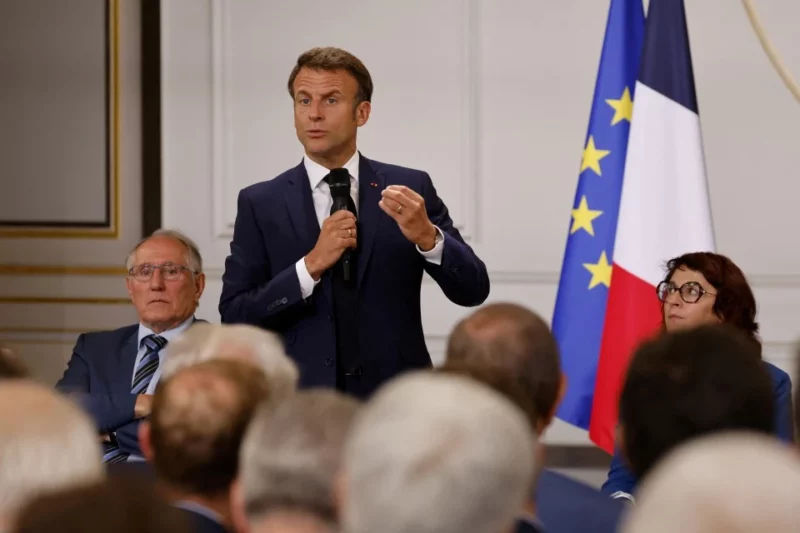 Presiden Perancis pertimbang sekat media sosial