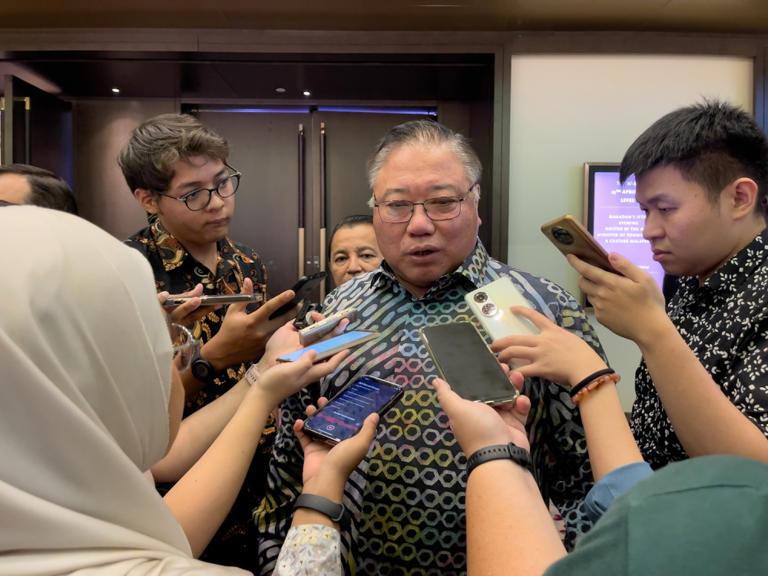 Tourism minister demands Umno Youth chief apologise for jumping to conclusions on KLIA incident