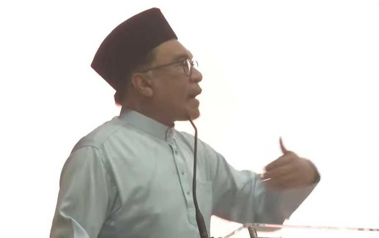 Anwar again defends DAP in front of civil servant crowd