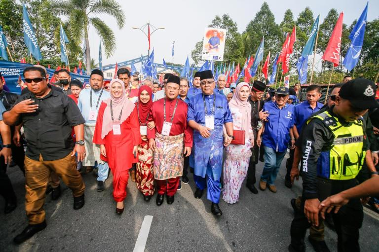 Pakatan-BN politicians turn out in force to support coalition candidates at Gombak nomination centre