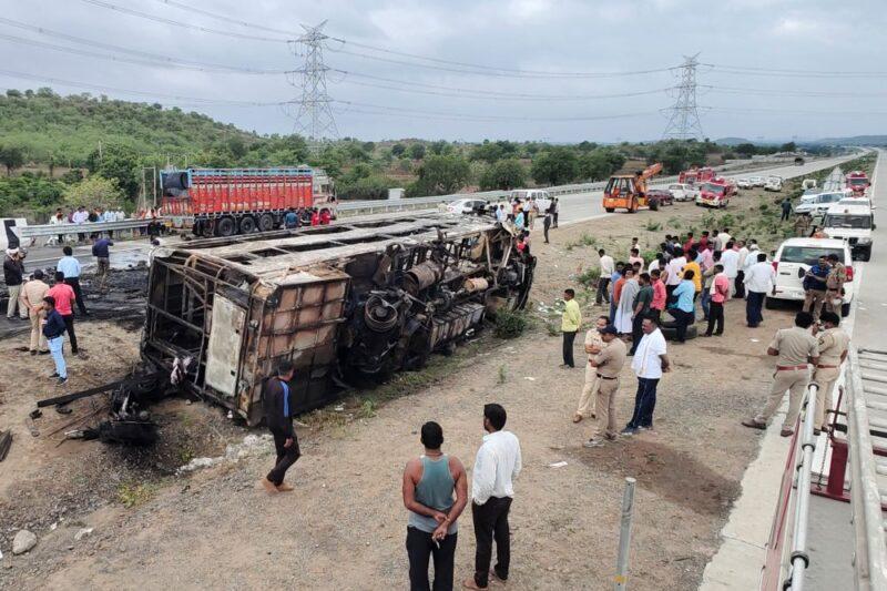 25 maut, bas terbakar di India