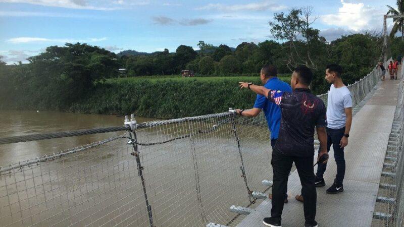 Panjat jambatan untuk bergambar, remaja hilang jatuh sungai