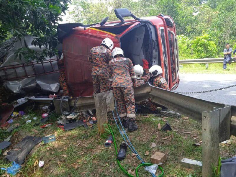 Mayat pemandu, kelindan tersepit hampir 4 jam bawah lori