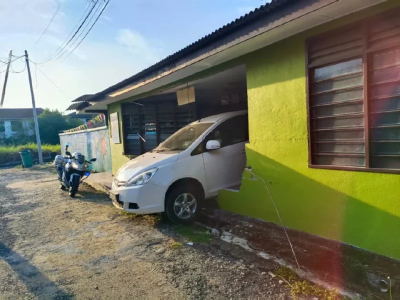 Dua kanak-kanak, guru cedera kereta rempuh taska