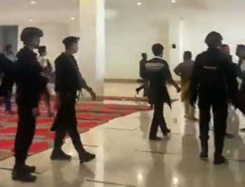 Kecoh pasukan polis masuk masjid pakai kasut di Sumatera Barat