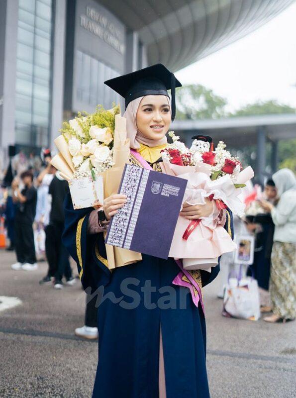 Queen (tiga, kiri) bersama keluarga yang hadir memberi sokongan.