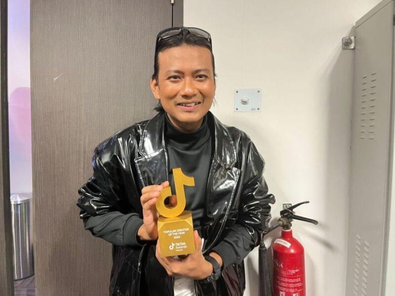 Khairul Aming tepati ramalan, bawa pulang trofi ‘Creator of the Year’