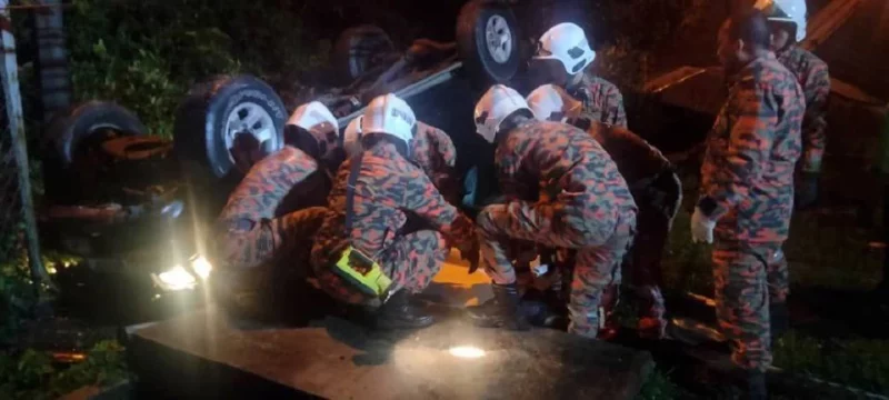 Lelaki maut, kereta rempuh pondok tepi jalan