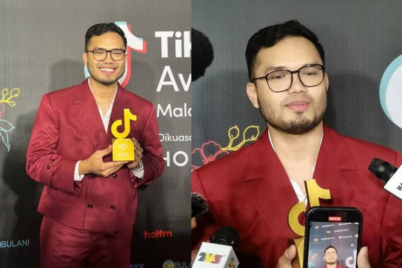 Khairul Aming pemenang trofi Creator of the Year Anugerah TikTok Malaysia 2023.