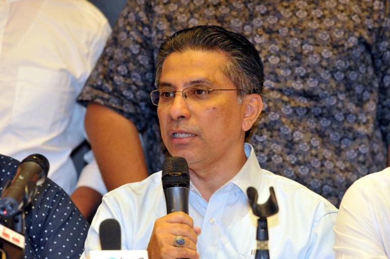 Nik Nazmi: Civil servants can now wear batik to work every day to save energy consumption, not just on Thursday