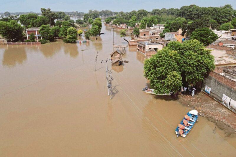 Banjir besar: 100,000 penduduk terpaksa dipindahkan