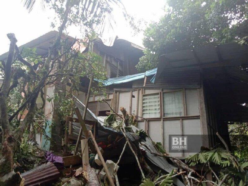 Rumah panjang dihempap pokok tumbang