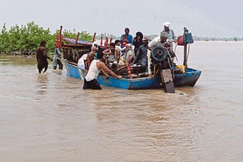 Banjir besar: 100,000 penduduk terpaksa dipindahkan