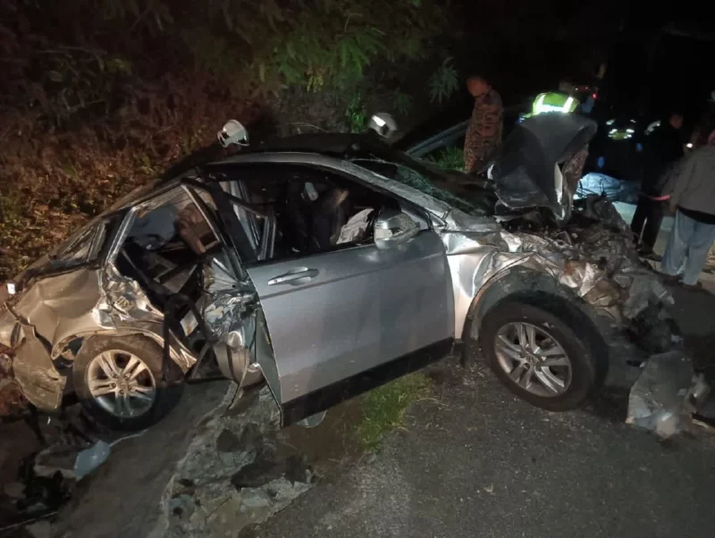 Dua beranak maut kereta terbabas