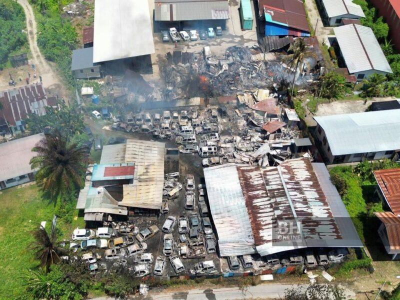 Bengkel terbakar, puluhan kenderaan musnah di Putatan