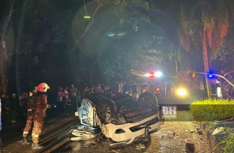 MPV terbabas, langgar tiang lampu, 2 parah