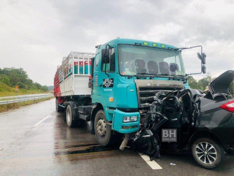 Dua maut kereta bertembung lori sarat muatan tong gas