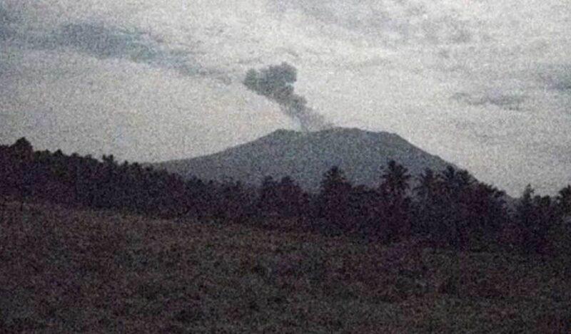 Gunung berapi meletus, muntahkan debu 1,500 meter dari puncak