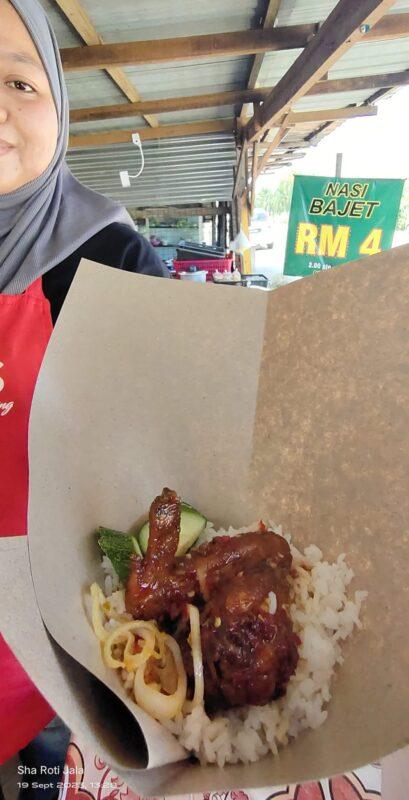 Mek Kelate Jual Nasi Bajet RM4 Sebungkus, Tak Sampai 3 Jam Niaga Semua Sold Out!