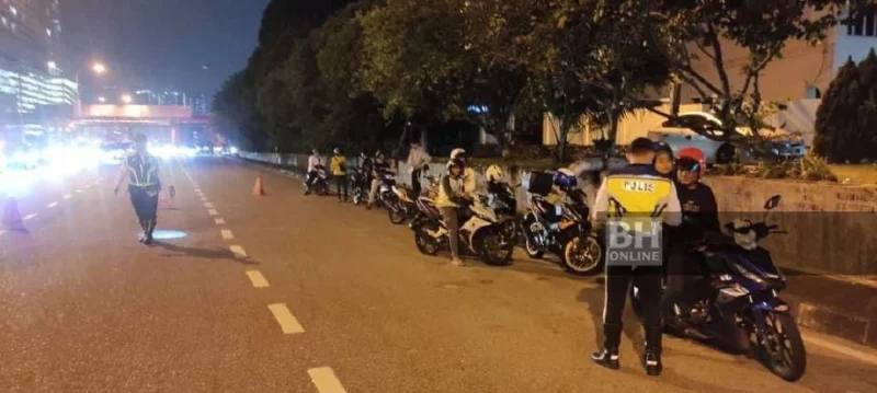 Lapan motosikal disita, 55 disaman pada malam ambang merdeka