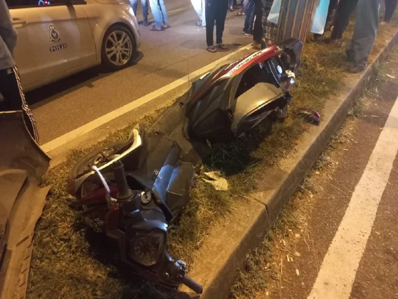Dua lelaki maut, motosikal ditunggang rempuh belakang lori