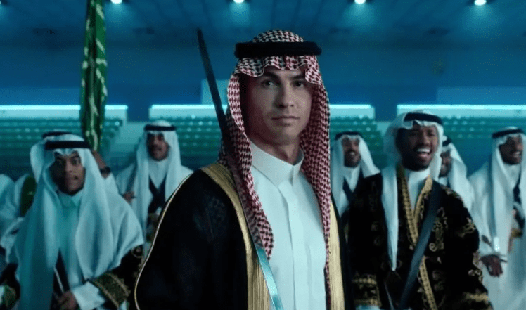 Cristiano Ronaldo curi perhatian pakai baju ‘pak Arab’ [VIDEO]