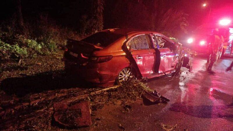 1 maut, 2 cedera kereta terbabas masuk longkang