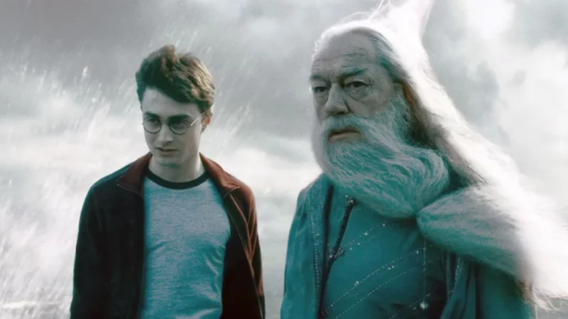 Daniel Radcliffe Meratapi Pemergian Michael Gambon