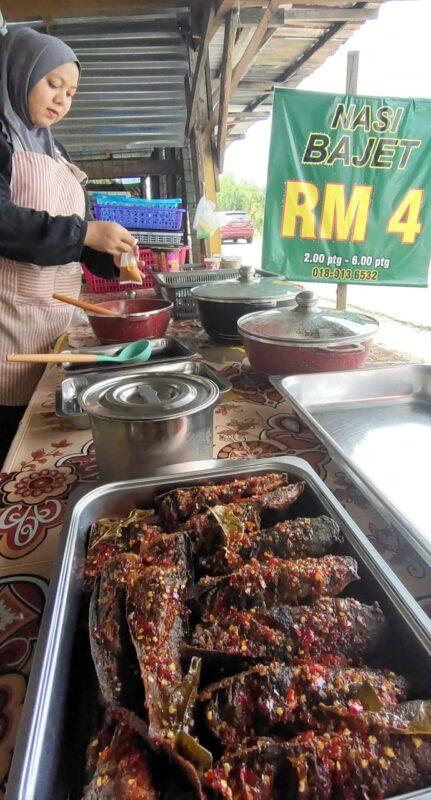 Mek Kelate Jual Nasi Bajet RM4 Sebungkus, Tak Sampai 3 Jam Niaga Semua Sold Out!