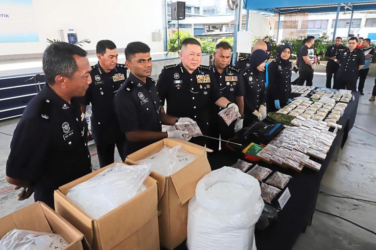 RM2.06mil drugs seized from car boot gang