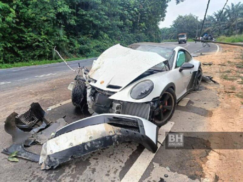 Kereta Porsche 911 Dakar rempuh tiang lampu, warga Singapura parah