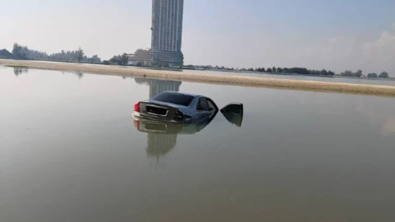 Terlupa tarik brek tangan, kereta ditenggelami air pasang