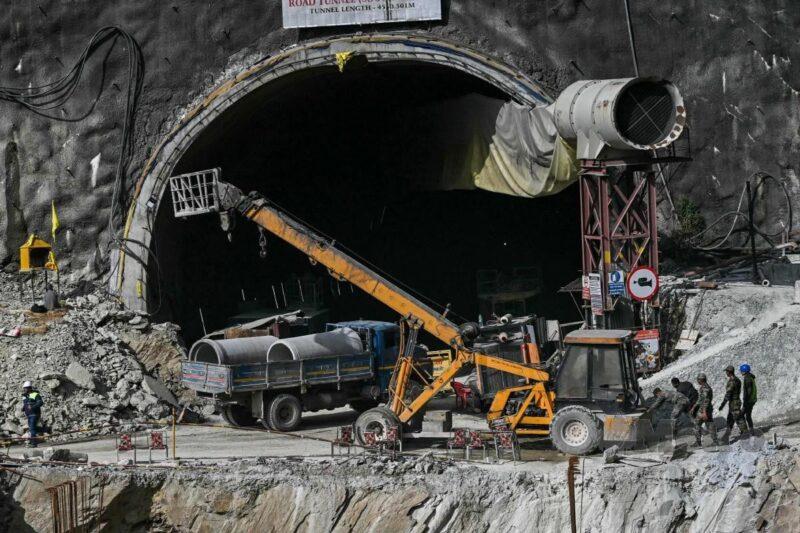 Gali 'lubang tikus' dengan tangan bebaskan 41 pekerja terowong terperangkap