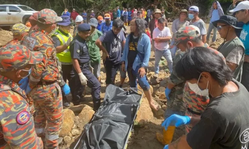 Warga emas dihanyut arus banjir ditemui lemas