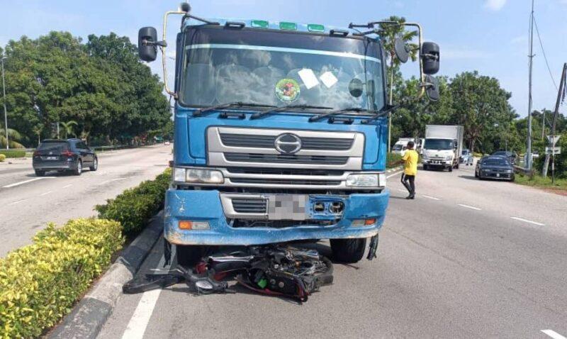 Pelajar parah motosikal dirempuh lori