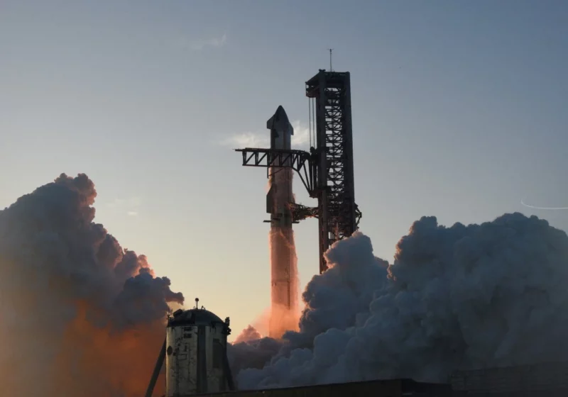 Pelancaran 5-SpaceX Starship gagal beberapa minit selepas tiba angkasa lepasReuters facebook sharing buttonwhatsapp sharing buttontwitter sharing button Kapal angkasa Starship SpaceX di atas roket Super Heavy yang berkuasa dilancarkan dari papan pelancar Boca Chica syarikat pada penerbangan ujian tanpa kru, berhampiran Brownsville, Texas, AS pada 18 November 2023. FOTO REUTERS Kapal angkasa Starship SpaceX di atas roket Super Heavy yang berkuasa dilancarkan dari papan pelancar Boca Chica syarikat pada penerbangan ujian tanpa kru, berhampiran Brownsville, Texas, AS pada 18 November 2023. FOTO REUTERS Texas: Kapal angkasa lepas SpaceX Starship yang dibangunkan untuk membawa angkasawan ke bulan gagal selepas bertahan hanya beberapa minit di angkasa untuk ujian kedua semalam. Percubaan pertama sebelum ini juga gagal selepas ia berakhir dengan letupan. Roket percubaan kedua itu berlepas dari tapak pelancaran Starbase milik syarikat Elon Musk berhampiran Boca Chica di Texas. Walaupun Super Heavy berjaya menjalani proses perpisahan tahap pertama dengan Starship, ia kemudian meletup di atas Teluk Mexico sejurus kedua-duanya terpisah. Berita menarik menerusi E-Mel setiap pagi Nama Alamat E-mel Daftar Sekarang Dengan melanggan, anda bersetuju dengan Terma Penggunaan dan Polisi Privasi Disyorkan Falcon Heavy ubah aeroangkasa Jepun gagal lakar sejarah pendaratan di bulan China lancar roket berkuasa metana pertama di dunia Korea Selatan siap sedia lancarkan roket buatan sendiri Starship kemudian berjaya meneruskan perjalanan ke ketinggian sasaran, namun komunikasinya dengan pusat kawalan misi SpaceX terputus. "Kami sudah kehilangan data peringkat kedua. Kami mungkin gagal percubaan peringkat kedua," kata hos siaran langsung SpaceX, John Insprucker. Namun, lapan minit ketika misi ujian itu, paparan kamera yang menjejaki penggalak Starship kelihatan menunjukkan letupan ketika roket itu berada pada ketinggian 148 km. Pelancaran itu adalah percubaan kedua untuk menerbangkan Starship yang dipasang di atas penggalak roket Super Heavy, selepas percubaan pada April gagal ekoran berlaku letupan kira-kira empat minit selepas dilancarkan. Pentadbiran Penerbangan Persekutuan Amerika Syarikat (AS) yang menyelia tapak pelancaran komersil mengesahkan kemalangan itu sambil menambah tiada kecederaan atau kerosakan harta benda dilaporkan. Agensi itu berkata akan menyelia siasatan kegagalan pesawat itu diketuai SpaceX dan perlu meluluskan rancangan seterusnya untuk mengelakkan daripada berulang. Roket itu sepatutnya dilancar pada Jumaat, namun dilewatkan sehari. SpaceX dalam ciapan di media sosial X (dahulunya Twitter) turut memaklumkan enjin teras Starship gagal berfungsi beberapa minit ketika dalam perjalanan ke angkasa.