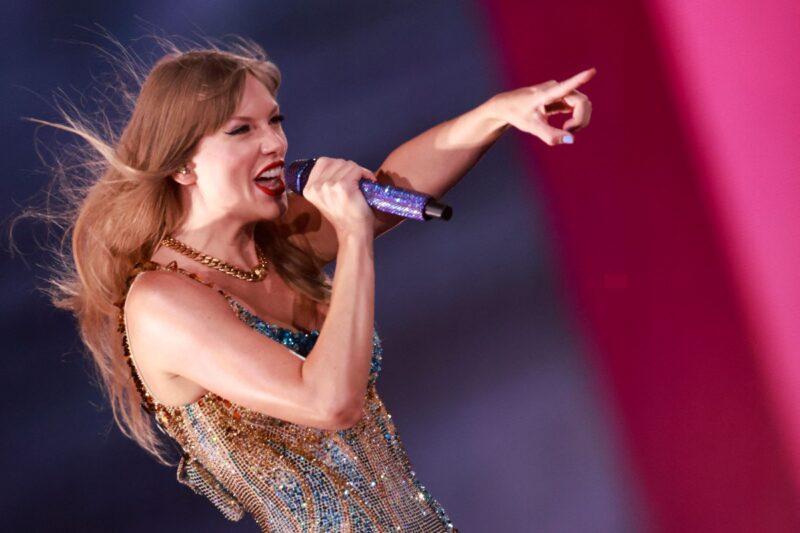 Suhu panas melampau, Taylor Swift batal konsert selepas peminat maut