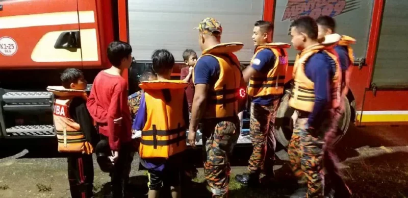 Bomba selamatkan 14 mangsa terjejas akibat banjir