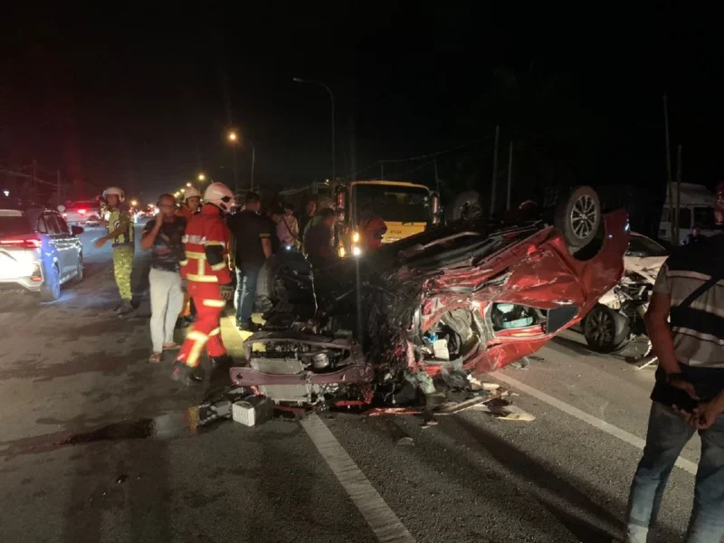 Wanita maut kereta terbabas di Sekinchan, lelaki korban nahas 3 kenderaan