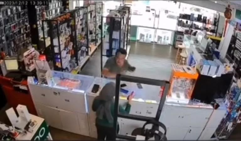 Man turns aggressive at handphone shop