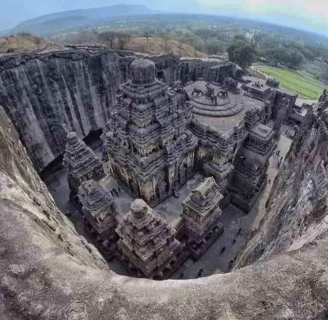 Kuil dari seketul batu besar di India