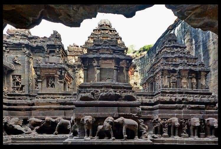 Kuil dari seketul batu besar di India