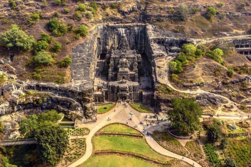 Kuil dari seketul batu besar di India