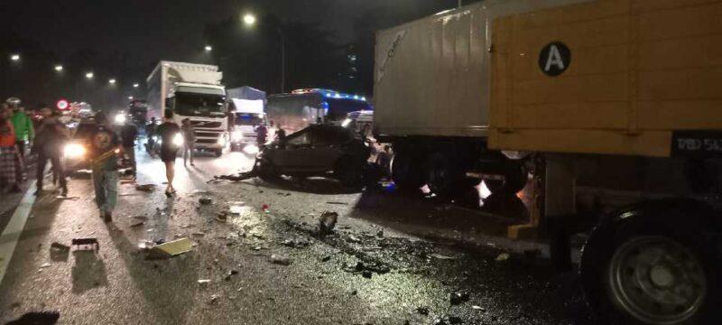 Pemandu lori maut kemalangan babit 6 kenderaan di KM457 arah selatan