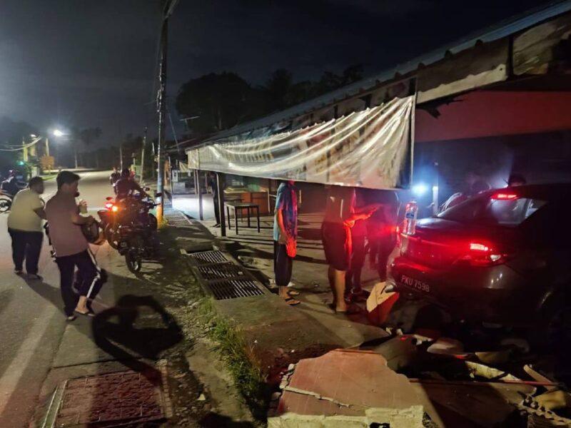 Pemandu parah kereta langgar kedai